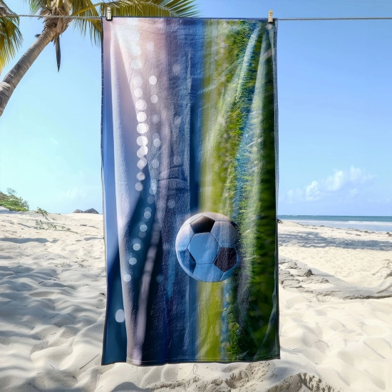 Szybkoschnący ręcznik sportowy z piłką nożną wiszący na sznurku na plaży