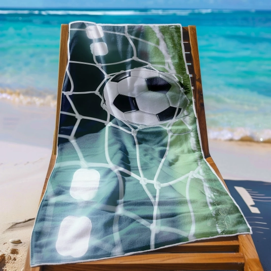 Ręcznik szybkoschnący z motywem piłki i świateł stadionu na leżaku na plaży