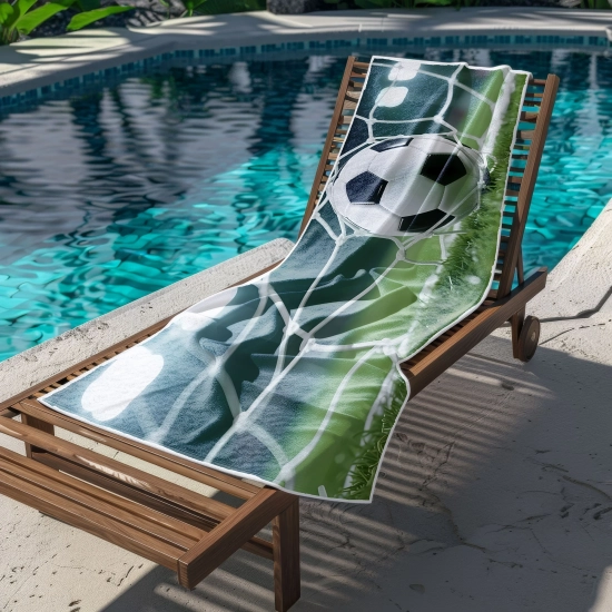 Lekki ręcznik z mikrofibry dla fana piłki nożnej na drewnianym leżaku