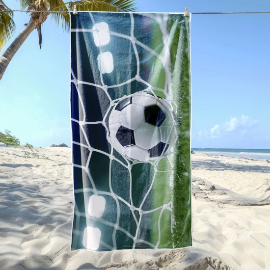 Szybkoschnący ręcznik sportowy z motywem gola suszący się na sznurku na plaży