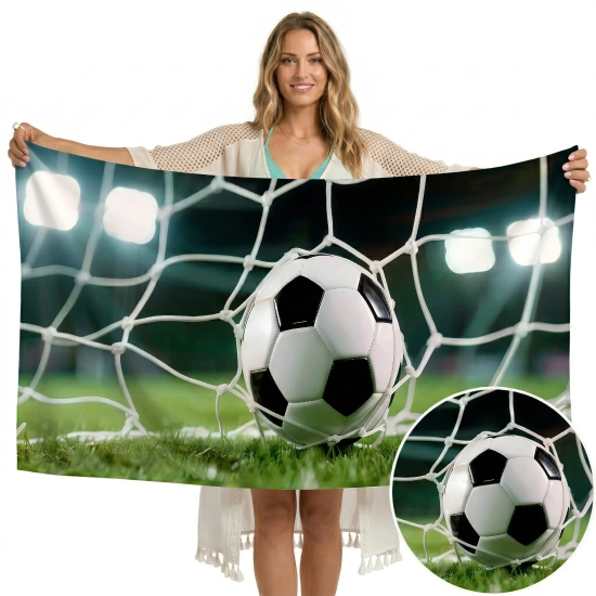 Kobieta trzymająca rozłożony ręcznik z motywem piłki w siatce - TwójDomNa5.pl