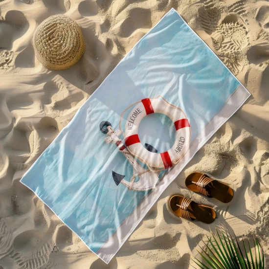 Ręcznik plażowy niełapiący piasku ze wzorem marynistycznej kotwicy ukośnie na piasku - TwójDomNa5.pl