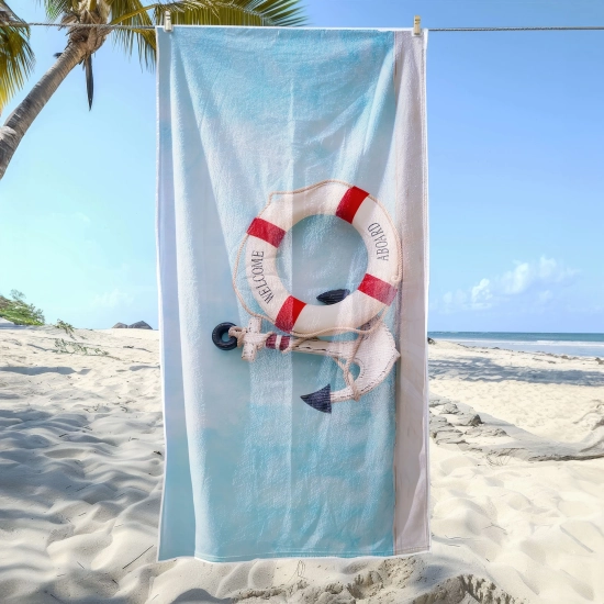 Ręcznik plażowy Sand-Free z motywem kotwicy suszący się na sznurku na plaży