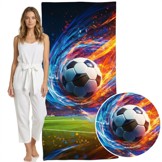 Uśmiechnięta kobieta stojąca przed rozłożonym ręcznikiem z mocnym, sportowym motywem - TwójDomNa5.pl