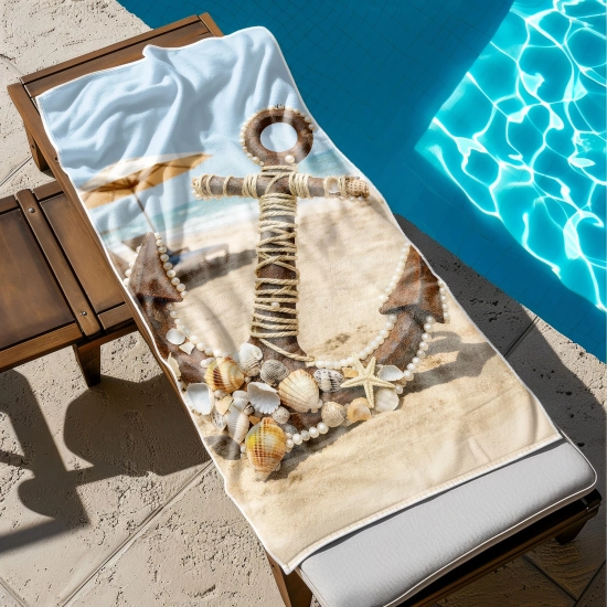 Ręcznik na cały leżak hotelowy ze wzorem marynistycznym rozłożony przy basenie - TwójDomNa5.pl