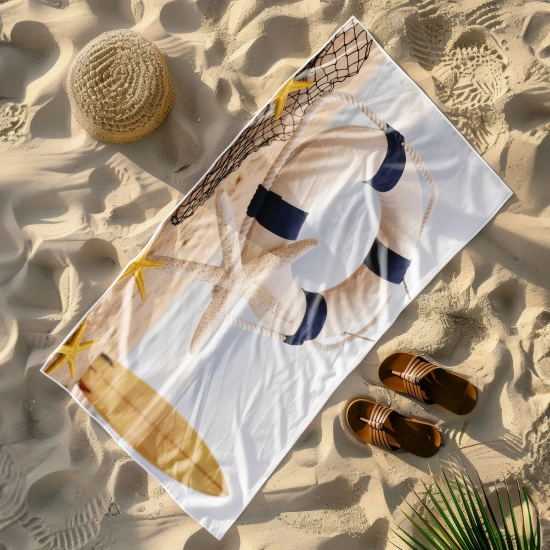 Ręcznik plażowy niełapiący piasku ze wzorem w stylu vintage ułożony ukośnie na plaży