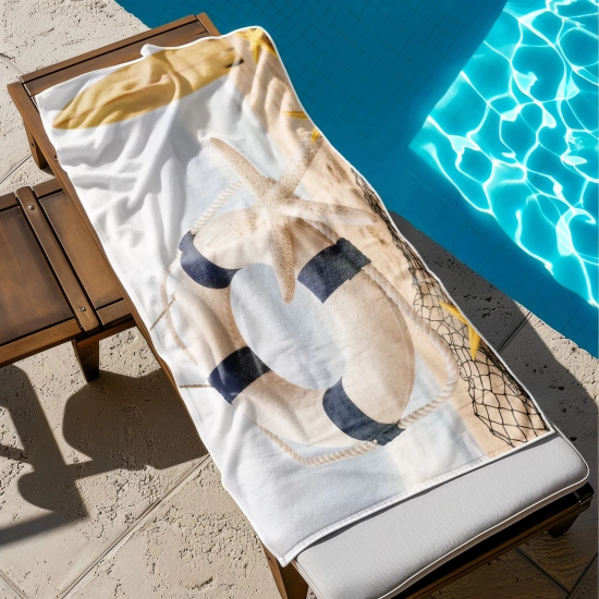 Chłonny ręcznik na basen ze wzorem plażowym rozłożony na drewnianym leżaku - TwójDomNa5.pl