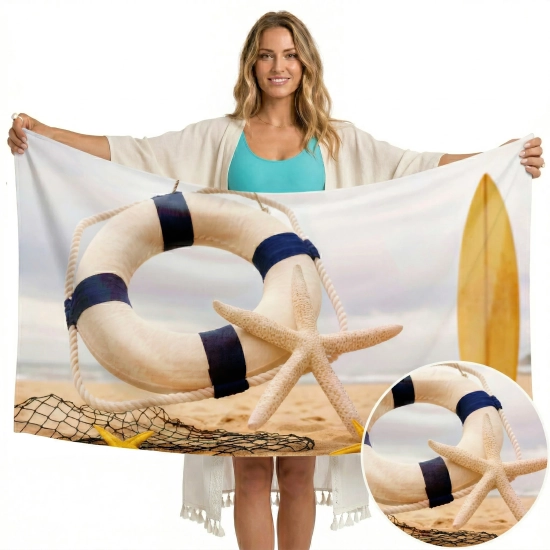 Kobieta w letniej narzutce trzymająca rozłożony ręcznik z kołem ratunkowym i deską surfingową