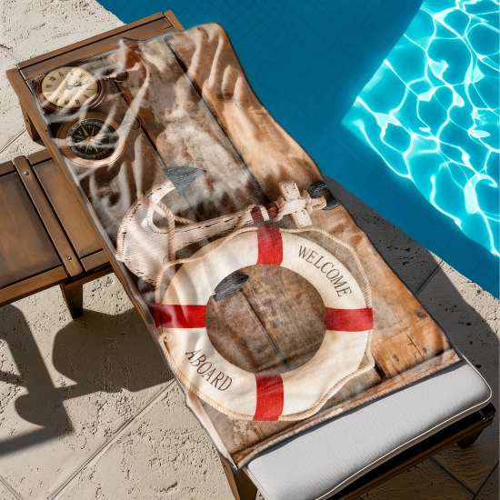Chłonny ręcznik na basen w stylu vintage na drewnianym leżaku - TwójDomNa5.pl