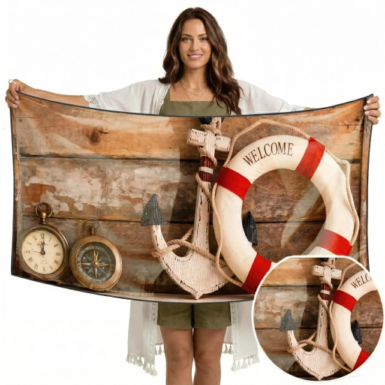 Kobieta w narzutce trzymająca rozłożony ręcznik z kołem ratunkowym Welcome Aboard