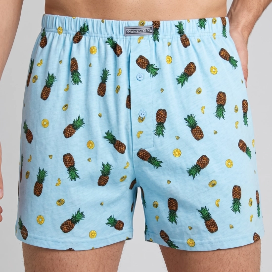 Błękitne bokserki męskie wzorzyste 100% bawełna ananasy na modelu Cotton World