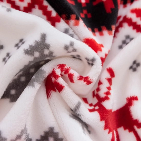 Pofałdowane miękkie runo białej mikrofibry z detalem czerwonego renifera