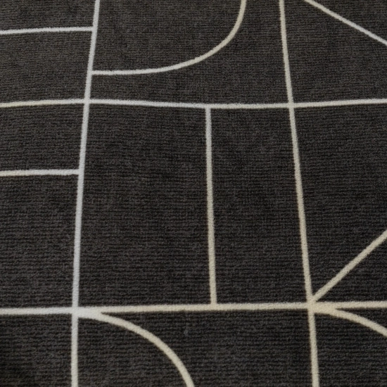 Zbliżenie na puszysty grafitowy materiał pościeli miś z nadrukiem geometrycznych łuków