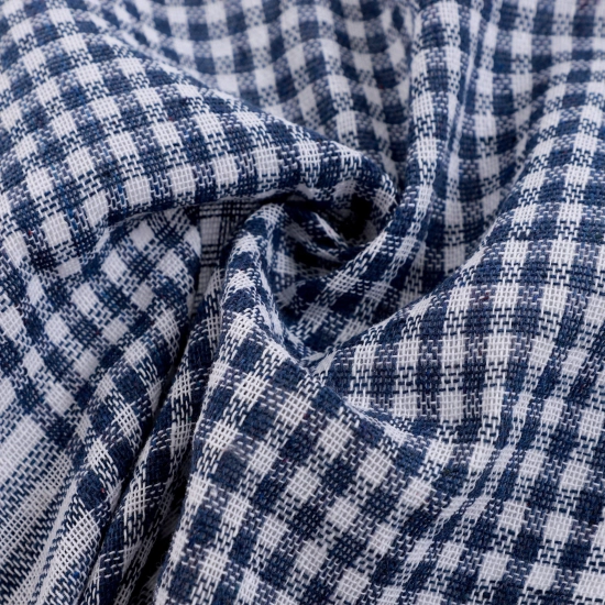 Zbliżenie na fakturę materiału oraz precyzyjne wykończenie krawędzi czerwono-różowej ściereczki kuchennej