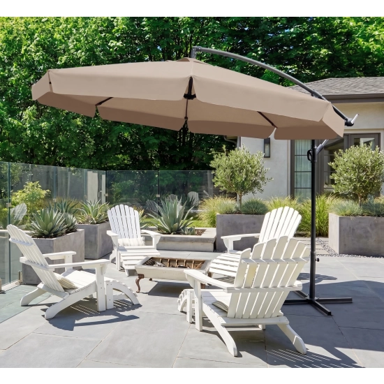 Duży parasol Solano (350 cm) w kolorze ciemnobeżowym z dekoracyjną falbaną, rzucający cień na zestaw ogrodowy na drewnianym tarasie, w otoczeniu bujnej zieleni.