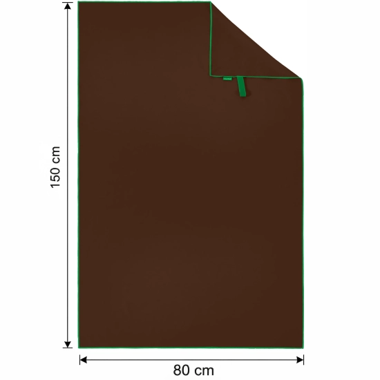 Rozłożony płasko brązowy ręcznik szybkoschnący z zieloną lamówką i wyraźnie zaznaczonymi wymiarami 150 cm wysokości i 80 cm szerokości