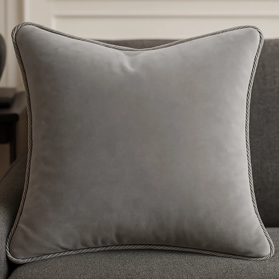 Luksusowa kwadratowa poszewka na poduszkę 40x40 cm z aksamitnego weluru i dekoracyjnym sznurem.