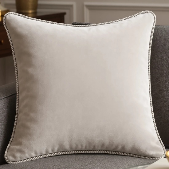 Luksusowa kwadratowa poszewka na poduszkę 40x40 cm z aksamitnego weluru i dekoracyjnym sznurem.