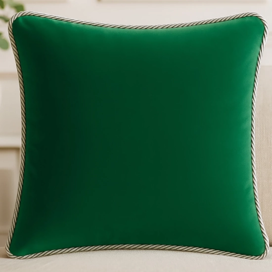 Luksusowa kwadratowa poszewka na poduszkę 40x40 cm z aksamitnego weluru i dekoracyjnym sznurem.