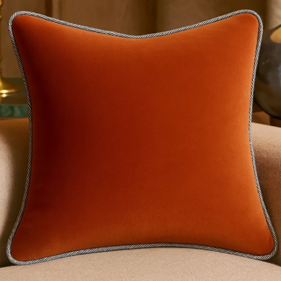 Luksusowa kwadratowa poszewka na poduszkę 40x40 cm z aksamitnego weluru i dekoracyjnym sznurem.