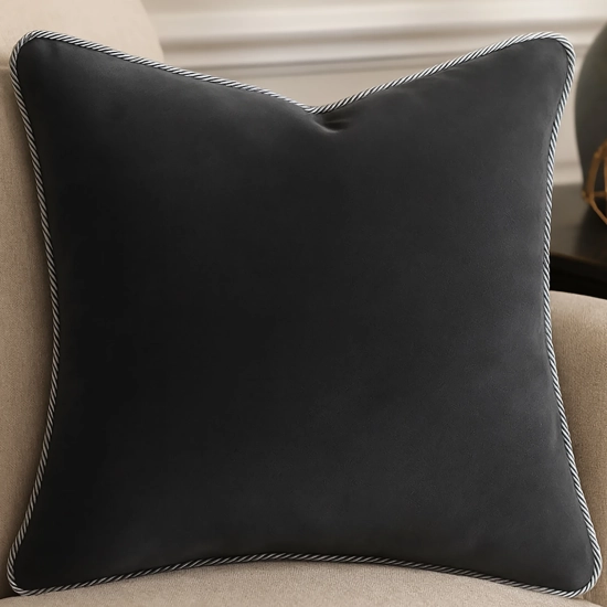 Luksusowa kwadratowa poszewka na poduszkę 40x40 cm z aksamitnego weluru i dekoracyjnym sznurem.