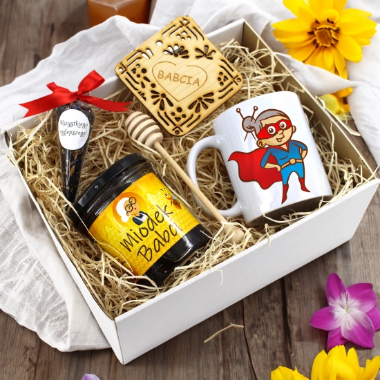 ZESTAW PREZENTOWY DLA BABCI KUBEK MIÓD HERBATA PODSTAWKA BABCIA UPOMINEK