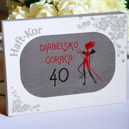 RĘCZNIK 70x140 Z HAFTEM NA PREZENT 40 URODZINY DIABELSKO GORĄCA CZTERDZIESTKA