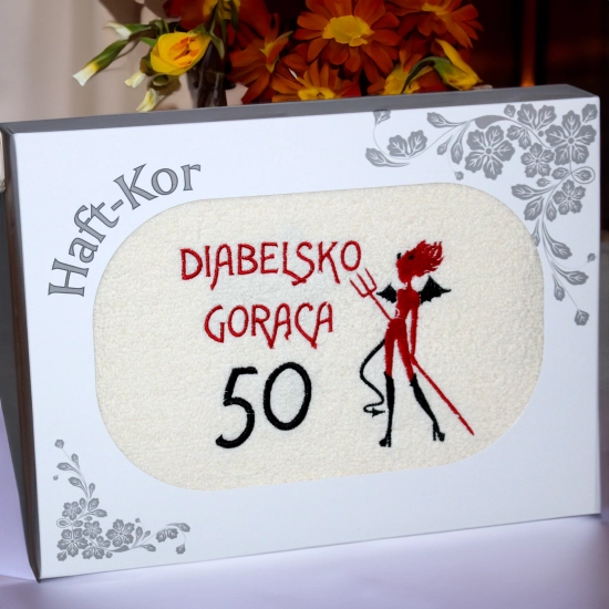 RĘCZNIK 70x140 Z HAFTEM NA PREZENT 50 URODZINY DIABELSKO GORĄCA PIĘĆDZIESIĄTKA