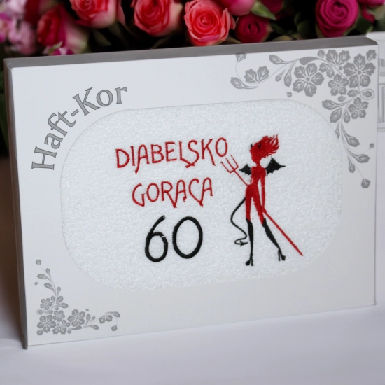 RĘCZNIK 70x140 Z HAFTEM NA PREZENT 60 URODZINY DIABELSKO GORĄCA SZEŚĆDZIESIĄTKA