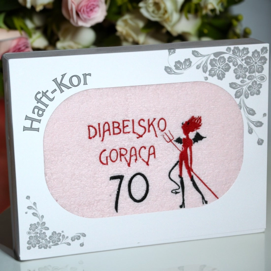 RĘCZNIK 70x140 Z HAFTEM NA PREZENT 70 URODZINY DIABELSKO GORĄCA SIEDEMDZIESIĄTKA