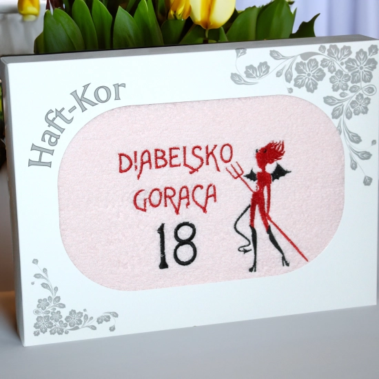 RĘCZNIK 70x140 Z HAFTEM NA PREZENT 18 URODZINY DIABELSKO GORĄCA OSIEMNASTKA