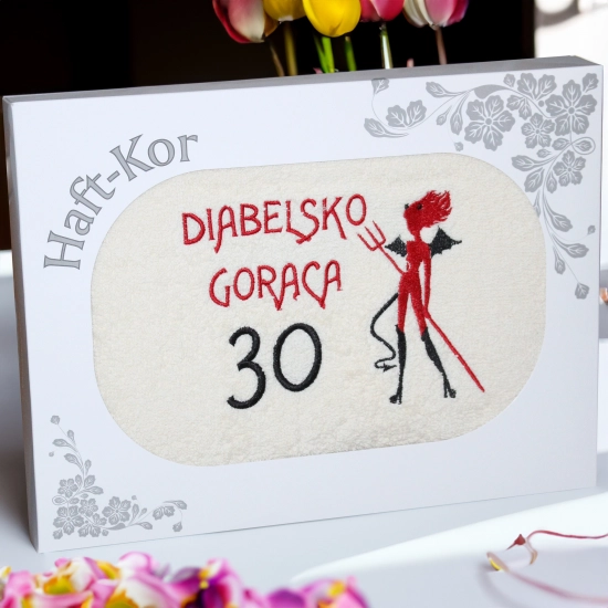 RĘCZNIK 70x140 Z HAFTEM NA PREZENT 30 URODZINY DIABELSKO GORĄCA TRZYDZIESTKA