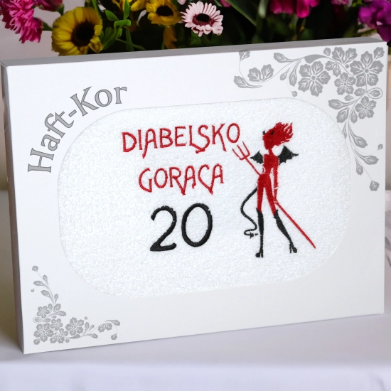 RĘCZNIK 70x140 Z HAFTEM NA PREZENT 20 URODZINY DIABELSKO GORĄCA DWUDZIESTKA