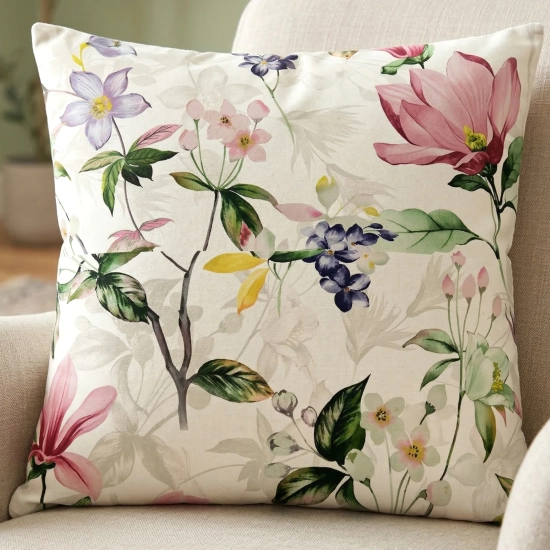 Ozdobna poszewka na jasiek we wzór Kwiat Wiśni na fotelu