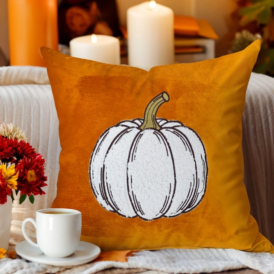Jesienna poszewka premium 40x40 cm z weluru z haftem i aplikacją dyni z białej bouclé