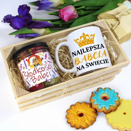 PREZENT DLA BABCI KOMPLET KUBEK I SŁODYCZE W SKRZYNCE BABCIA UPOMINEK