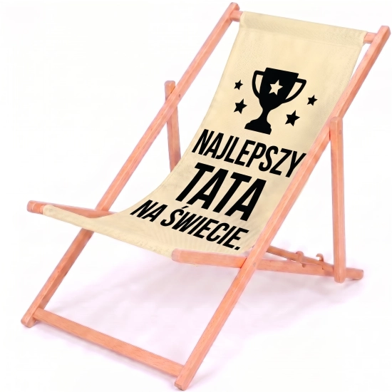 Rozłożony jasny leżak drewniany z materiałem w kolorze ecru, na którym widnieje czarny napis NAJLEPSZY TATA NA ŚWIECIE o
