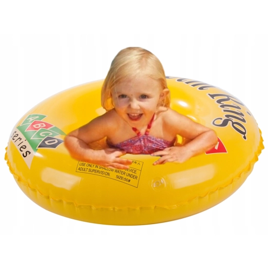 Dziecko radośnie bawiące się w wodzie z małym, kolorowym kółkiem dmuchanym