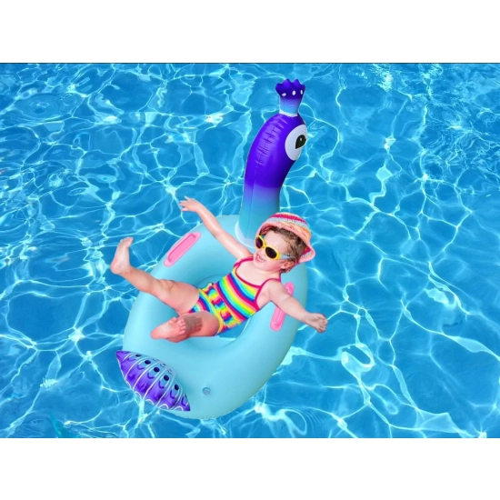 Dmuchane kółko do pływania w kształcie pawia dla dzieci na tle basenu