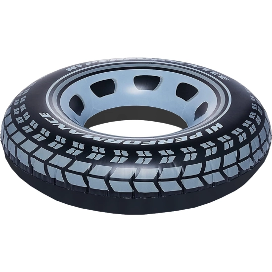 Dziecko w małym dmuchanym kółku-oponie, bawiące się w wodzie w basenie