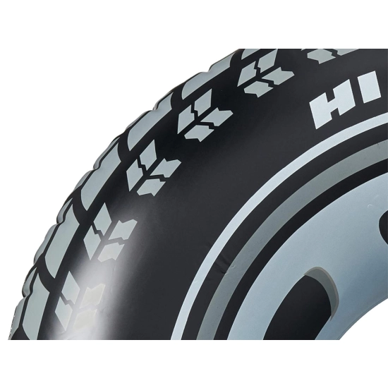 Dziecko w małym dmuchanym kółku-oponie, bawiące się w wodzie w basenie