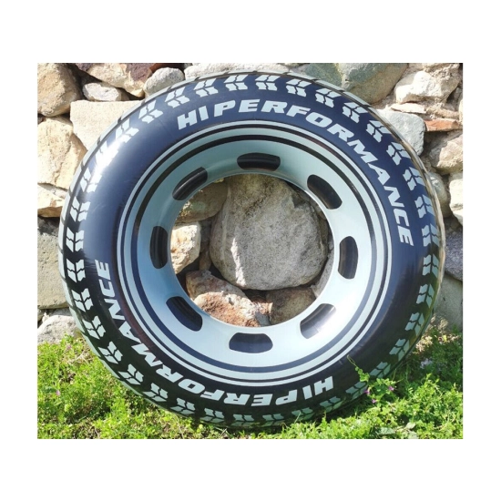 Dziecko w małym dmuchanym kółku-oponie, bawiące się w wodzie w basenie