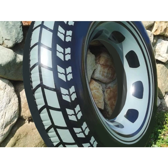 Zbliżenie na materiał i nadruk dmuchanego koła opony 50 cm