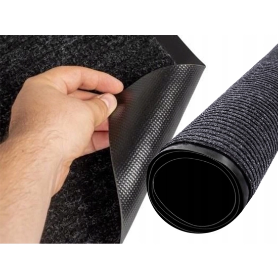 Widok na spód wycieraczki, ukazujący podgumowaną, antypoślizgową warstwę