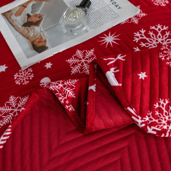 Zbliżenie na pikowaną jodełkę lamówkę i mięsistą tkaninę velvet z atestem OEKO-TEX®