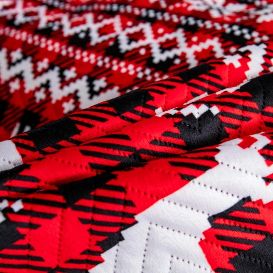 Zbliżenie na pikowaną jodełkę lamówkę i grubą tkaninę velvet z atestem OEKO-TEX®