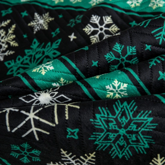 Zbliżenie na pikowaną jodełkę lamówkę i mięsisty velvet z certyfikatem OEKO-TEX®