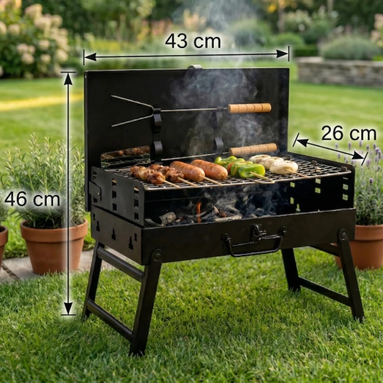 Wymiary rozłożonego grilla przenośnego węglowego: 43x26x46 cm. Kompaktowy mały grill ogrodowy i turystyczny stojący na trawie – schemat wielkości.