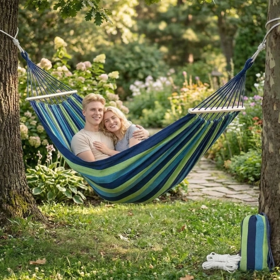 Hamak ogrodowy 2-osobowy XXL niebiesko-zielony rozwieszony w ogrodzie