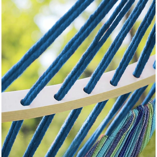 Drewniany pałąk i grube niebieskie sznurki hamaka ogrodowego detal